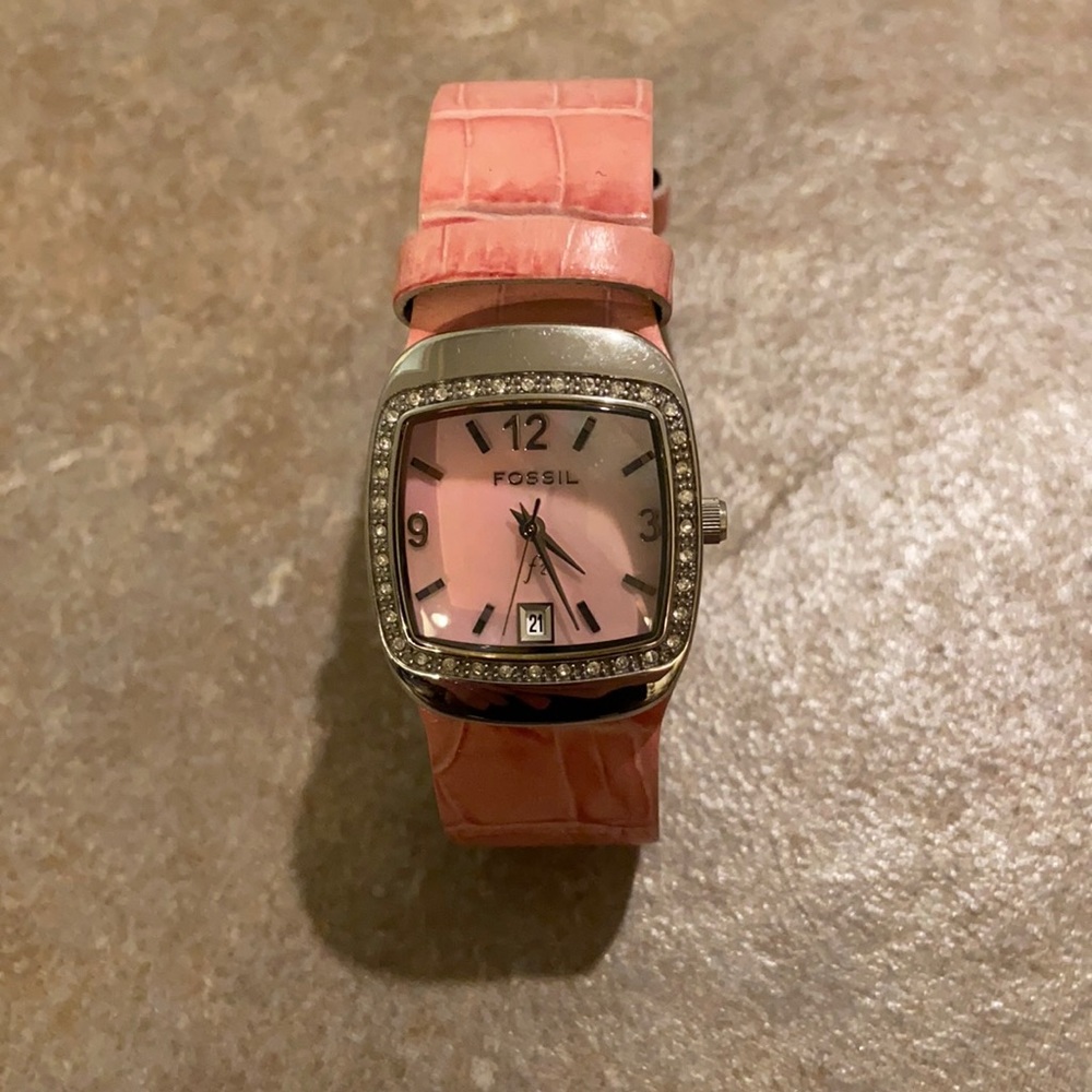 🎉HP🎉 Fossil Pink Crocodile Embossed Watch